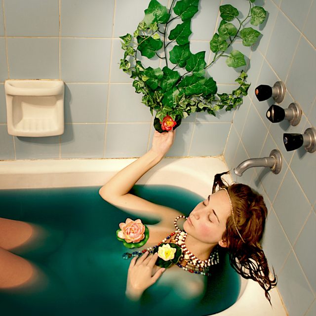 JULIETA ANAUT. "Ofelia en el cristalino arroyo". 2008