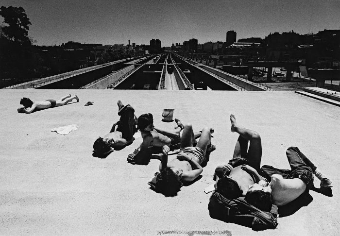 Tomando sol en la autopista Barracas, 1986